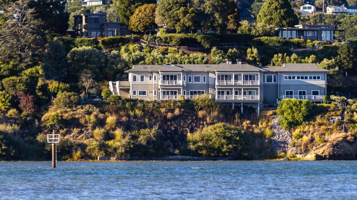 Luxury Living by the Sea: Coastal Grandeur